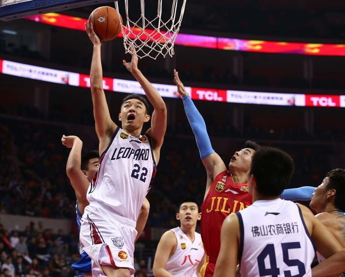 东契奇与老詹一直有沟通聊如何相互提升 他渴望跻身湖人队史最伟大