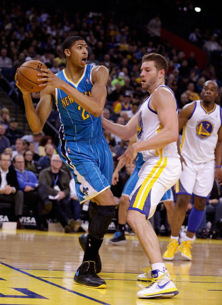 利物浦vs普雷斯顿 赛前双方球员球场中央默哀悼念若塔兄弟